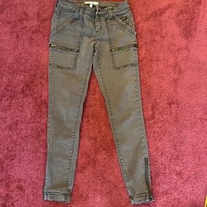 Joie skinny cargo jeans. Army green. Excellent condition.